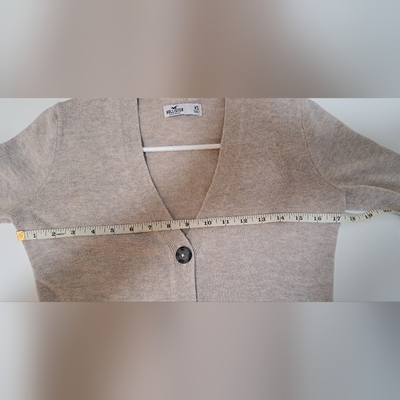 Hollister Women’s Beige Oatmeal XS V Neck Fitted Cardigan with Large Buttons - Picture 4 of 6